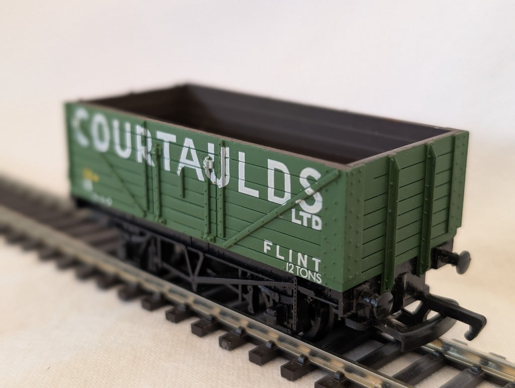 Mainline OO Gauge 7 Plank Open Wagon Courtaulds Goods Wagon 18 Courtaulds Green