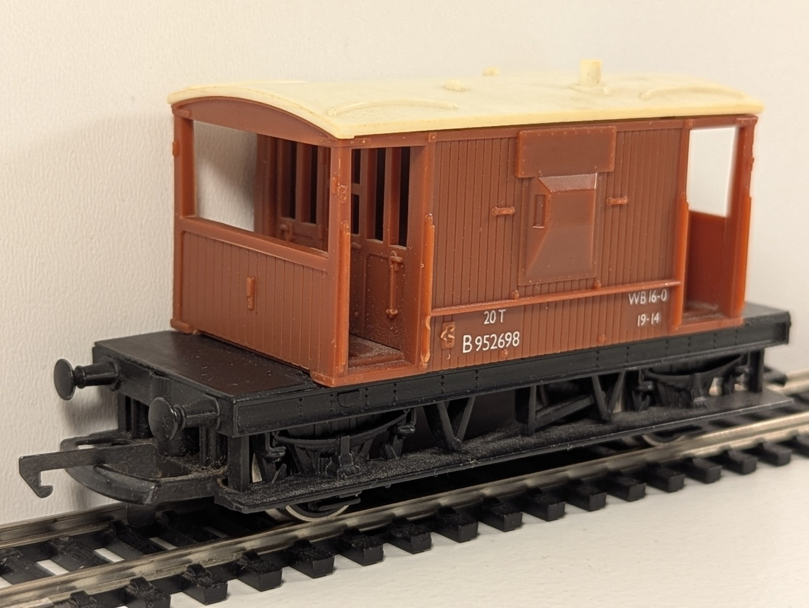 Hornby R218 BR 20 Ton Brake Van B952698 – OO Gauge