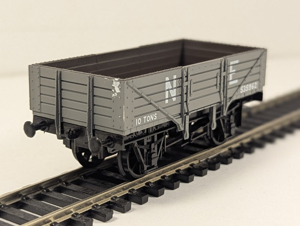 Dapol OO Gauge NE 5-Plank 10 Ton Open Wagon 535962 LNER Grey