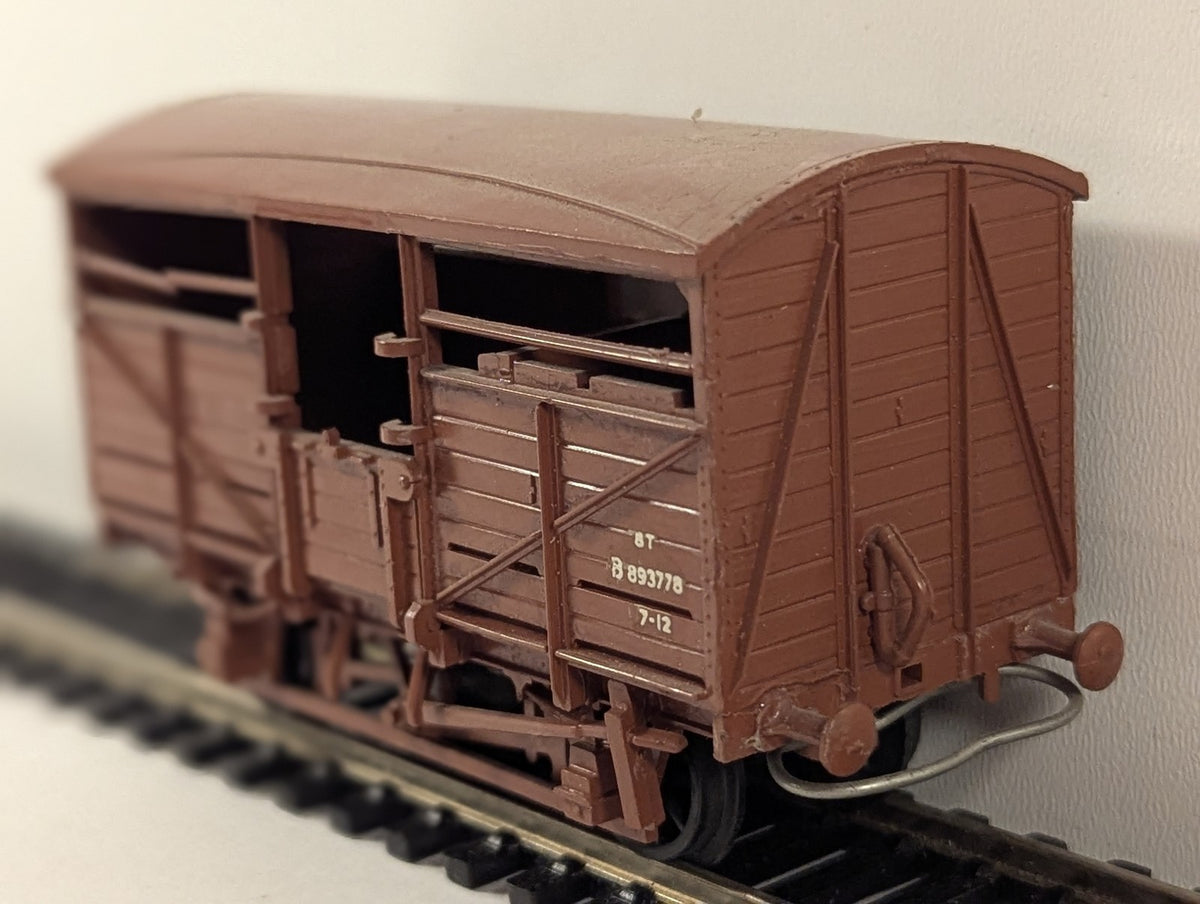 Airfix OO Gauge BR 8 Ton Cattle Wagon Goods Wagon B893778 BR Brown 54303