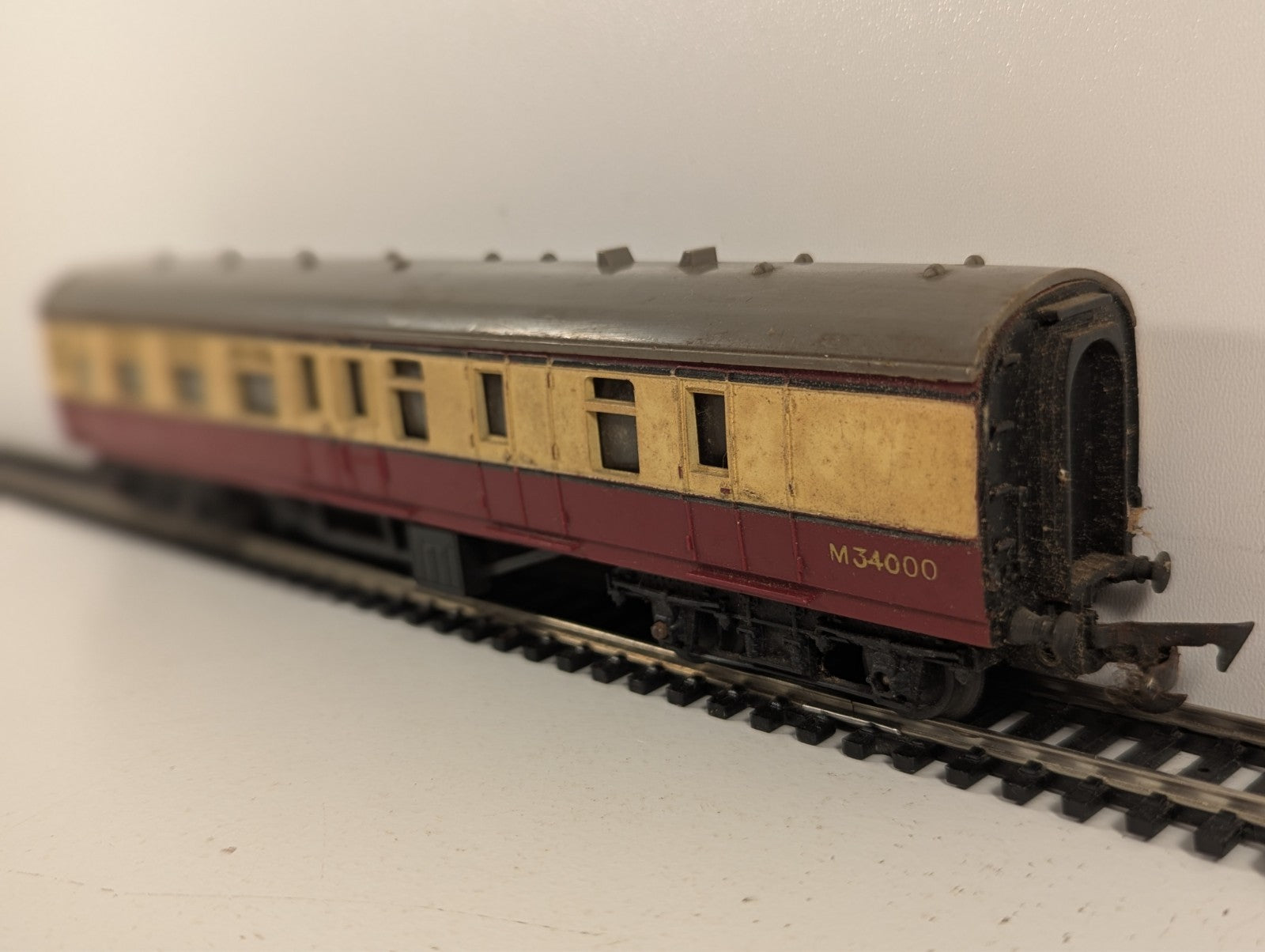 Tri-ang R28 OO Gauge BR Blood & Custard Brake Third Coach