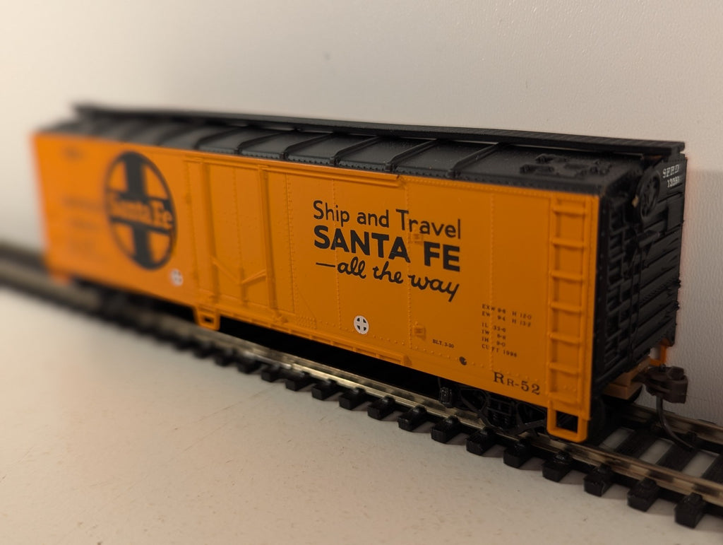 Walthers HO Scale 40' Plug Door Reefer Freight Wagon 13561 Santa Fe