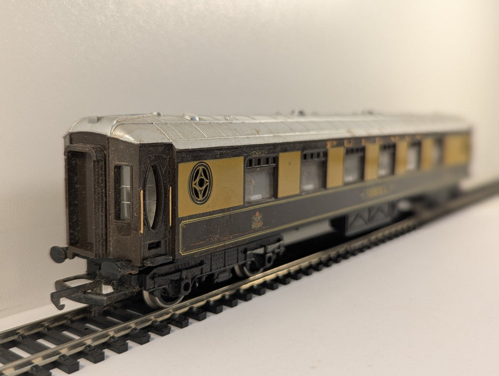 Hornby R229 OO Gauge Pullman Coach "Sheila" - Damaged Name Decals