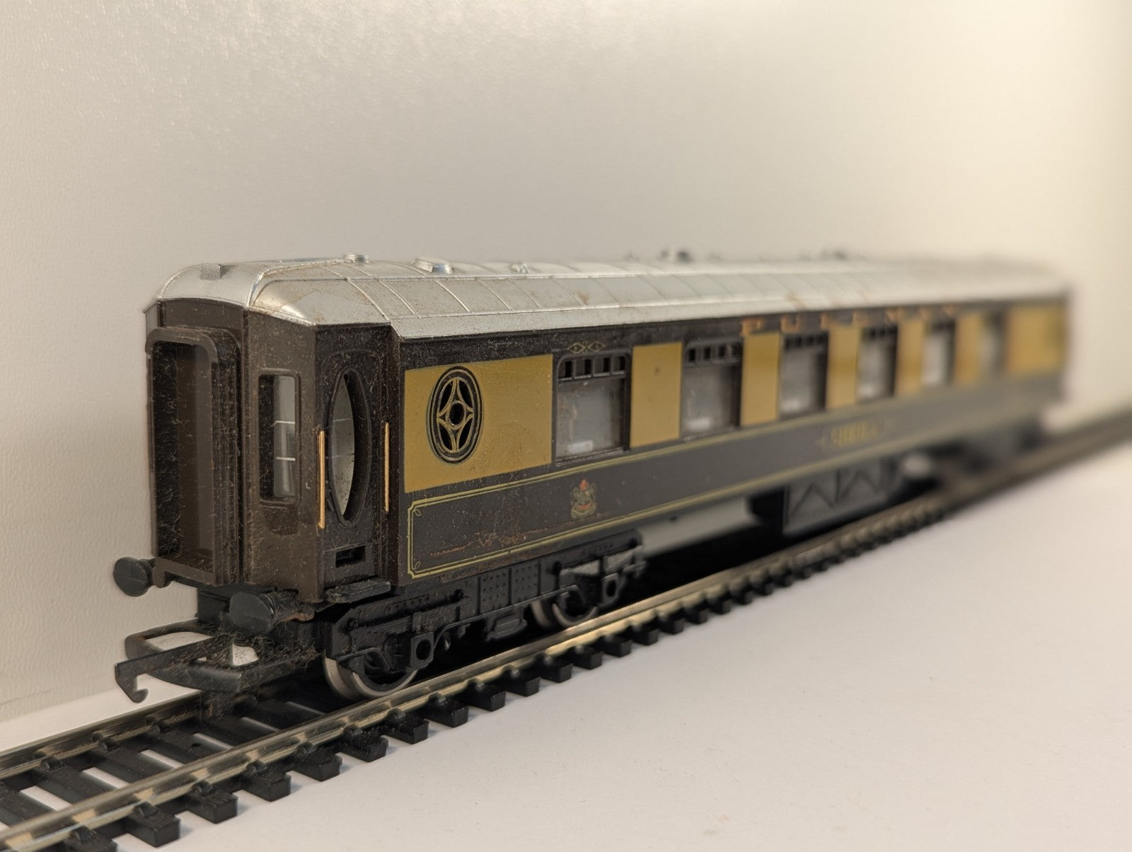 Hornby R229 OO Gauge Pullman Coach "Sheila" - Damaged Name Decals