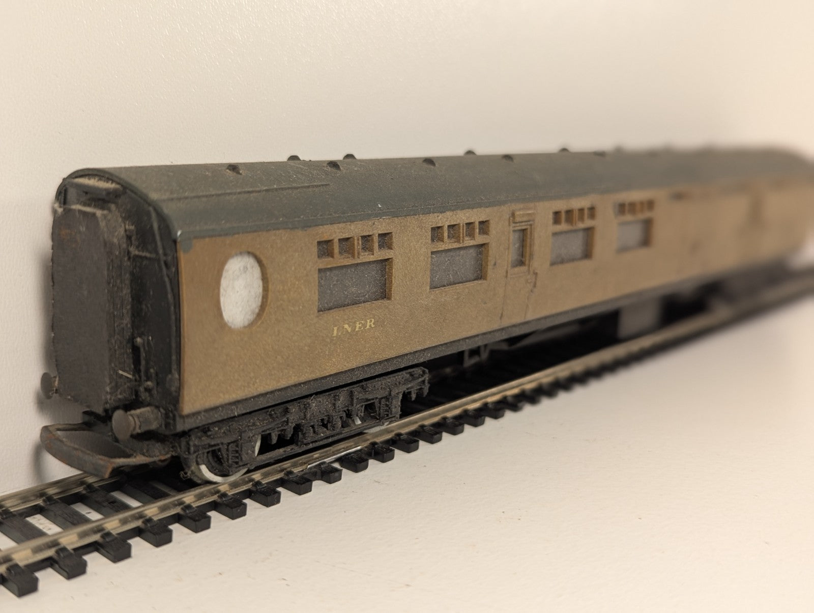 Tri-ang OO Gauge LNER Teak Brake 3rd Coach – Broken Corridor Connection