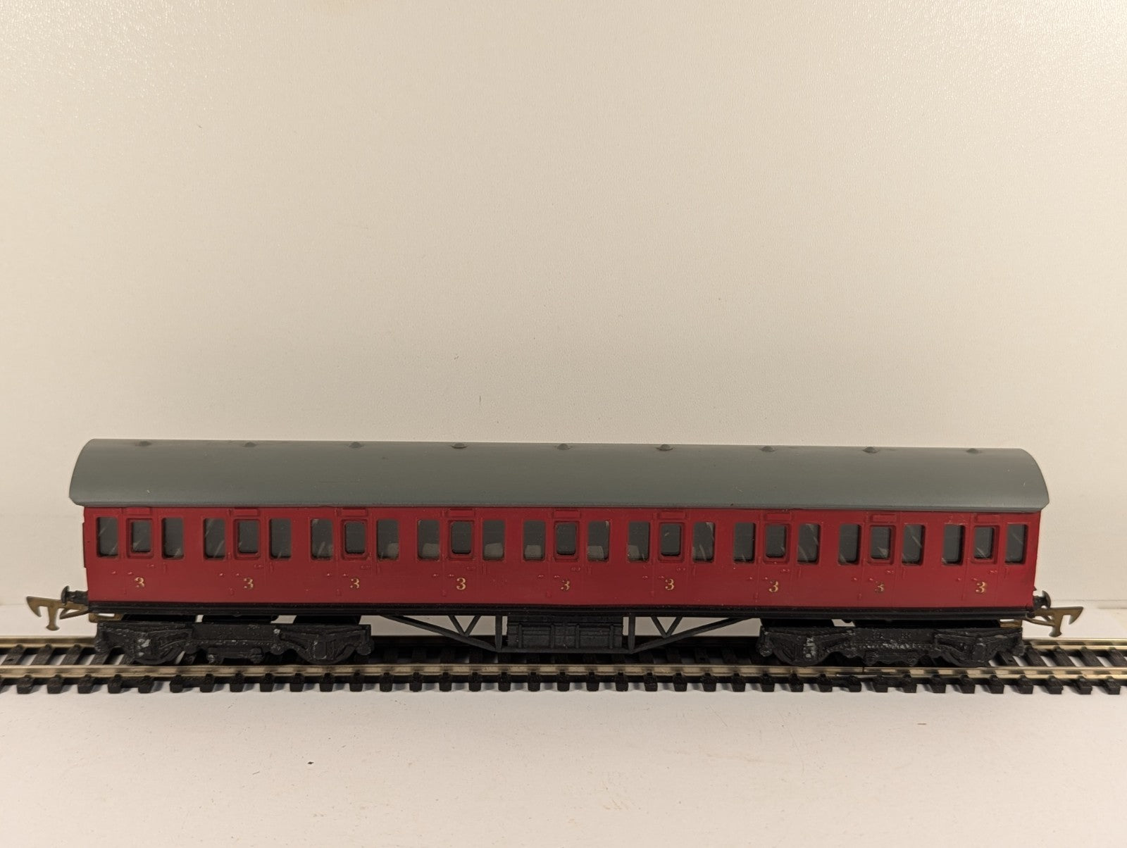 Graham Farish OO Gauge Red Freelance Suburban Bogie Coach Boxed