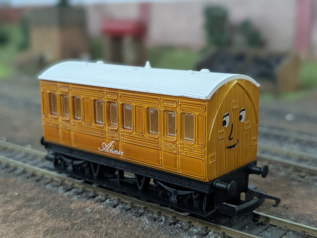Hornby Thomas & Friends Rare Annie Coach with Smiling Face – OO Gauge