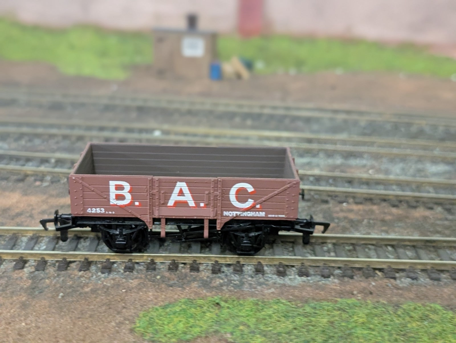 Mainline Railways OO Gauge B.A.C. Nottingham 5 Plank Coal Wagon No. 4253