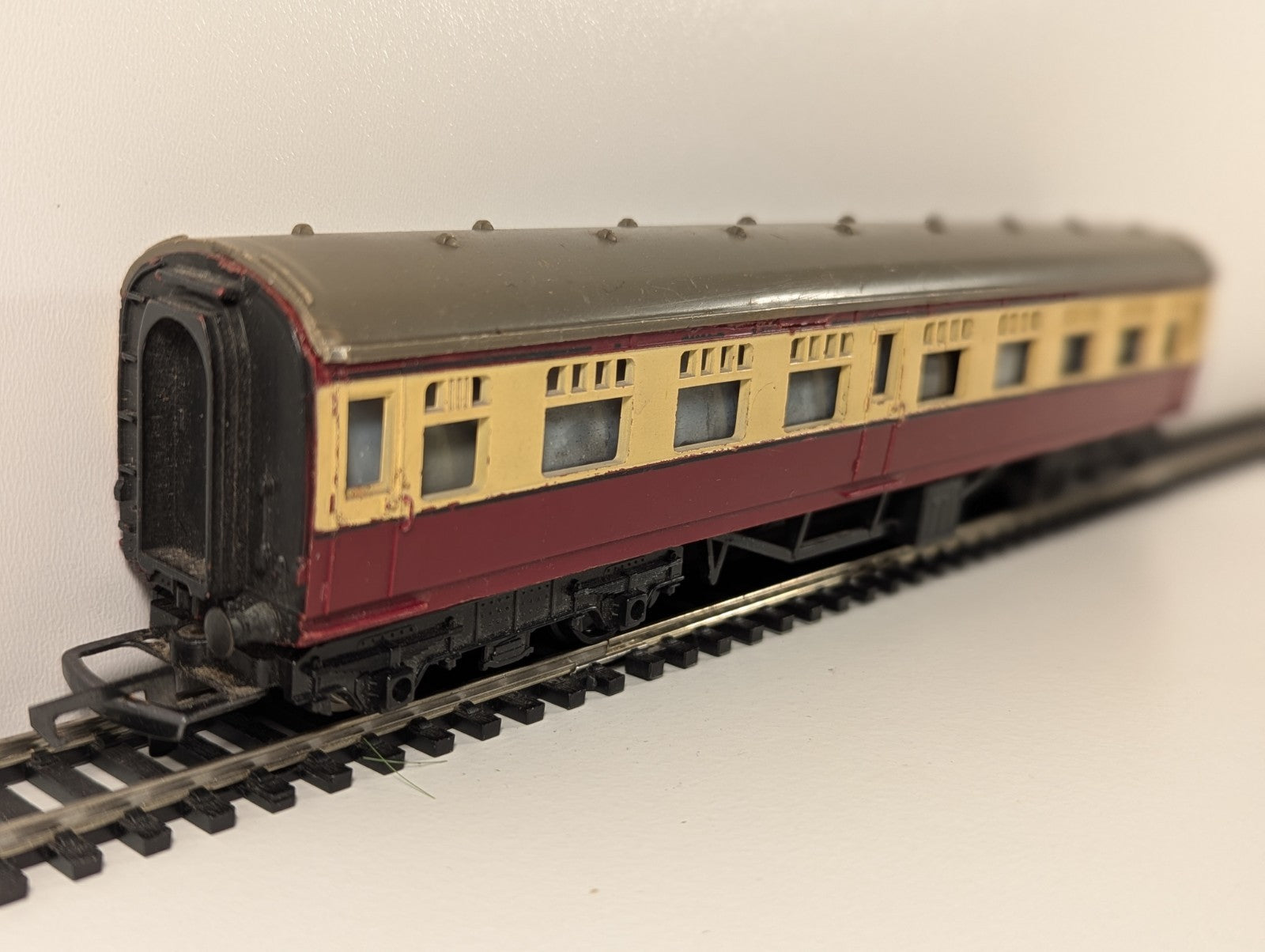 Tri-ang R29 – BR Main Line Composite Coach (Crimson & Cream, 24010) – OO Gauge