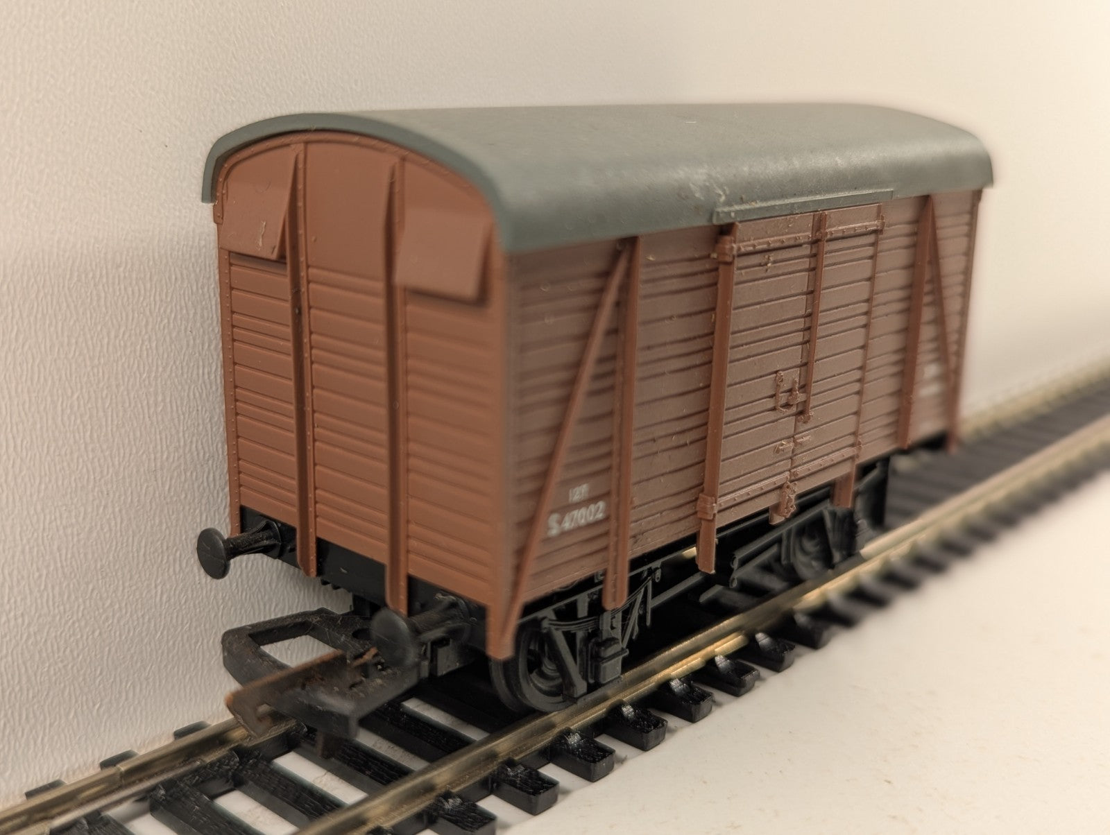 Mainline OO Gauge BR (SR) Brown Ventilated Van