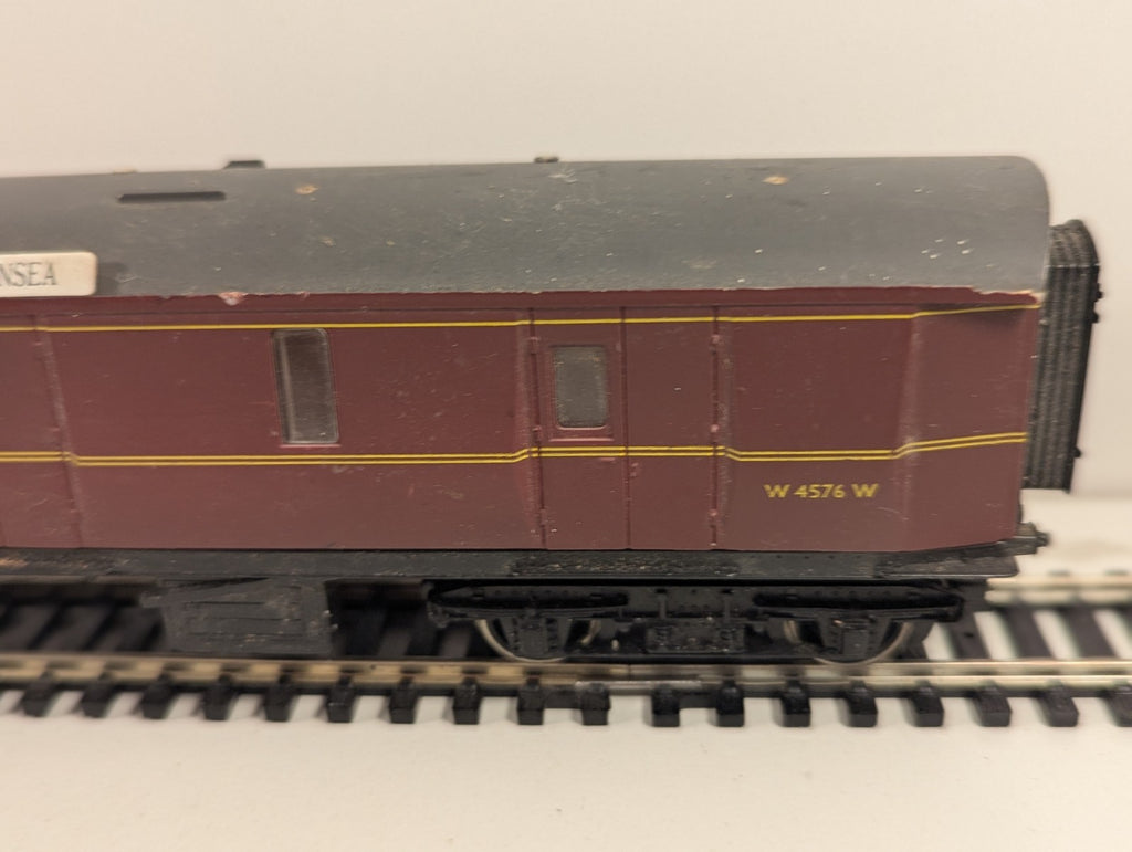 Airfix 54210 OO Gauge BR Maroon Centenary Brake Coach W4576W – Damaged