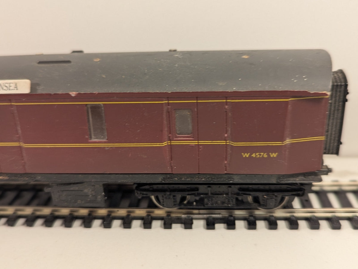 Airfix 54210 OO Gauge BR Maroon Centenary Brake Coach W4576W – Damaged