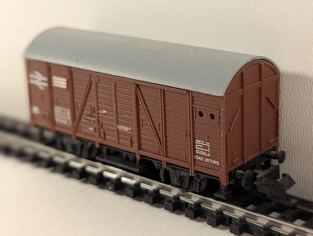 Minitrix N Gauge BR Cov AB Covered Goods Van 200424 BR Bauxite