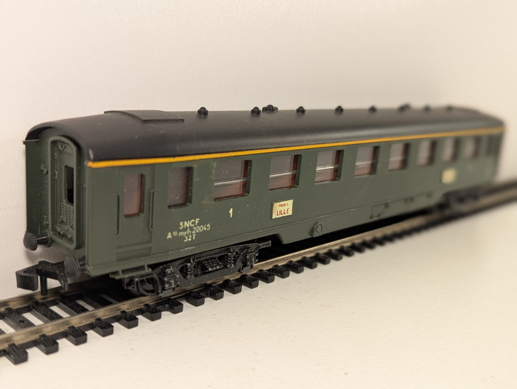 Hornby Acho HO gauge 734 Paris–Lille Green 1st Class Coach