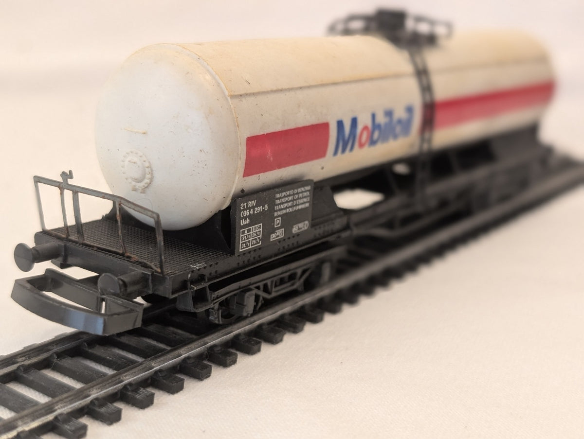 Lima 302903 HO Scale Mobil Oil Single Dome Tank Wagon