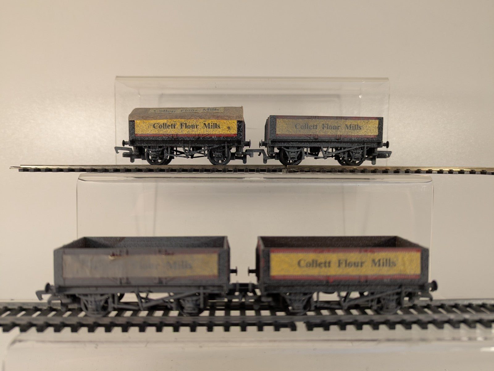 Peco OO Gauge 5 Plank Collett Flour Mill Wagon Set