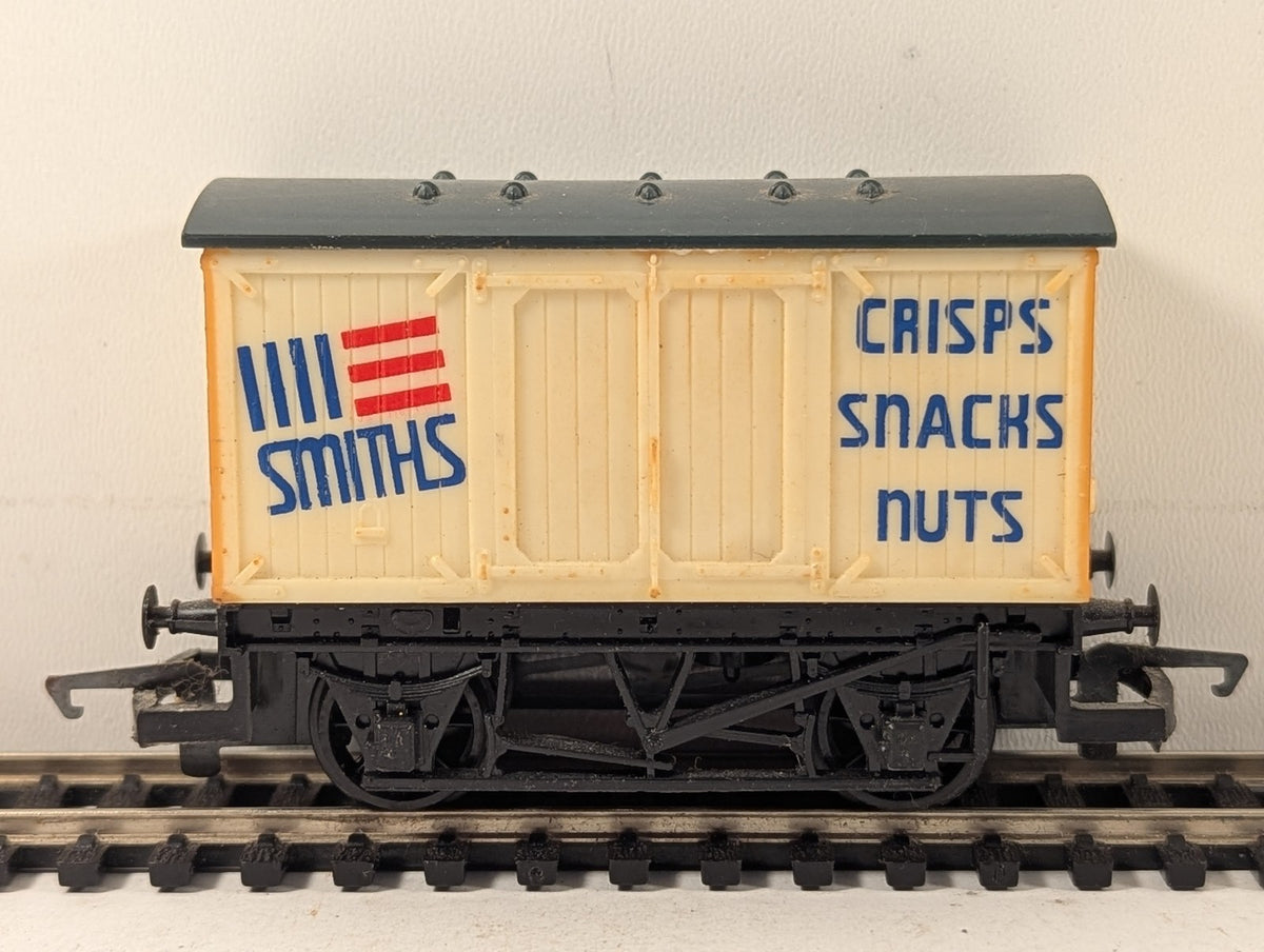 Hornby OO Gauge Smiths Crisps Ventilated Van R127