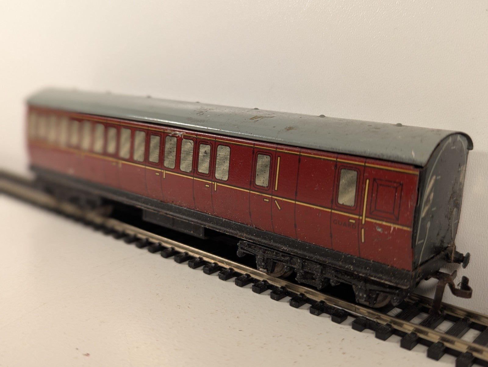 Hornby OO Gauge Maroon Suburban Brake Coach