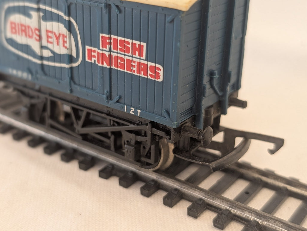 Hornby R105 OO Gauge Birds Eye Fish Fingers Van