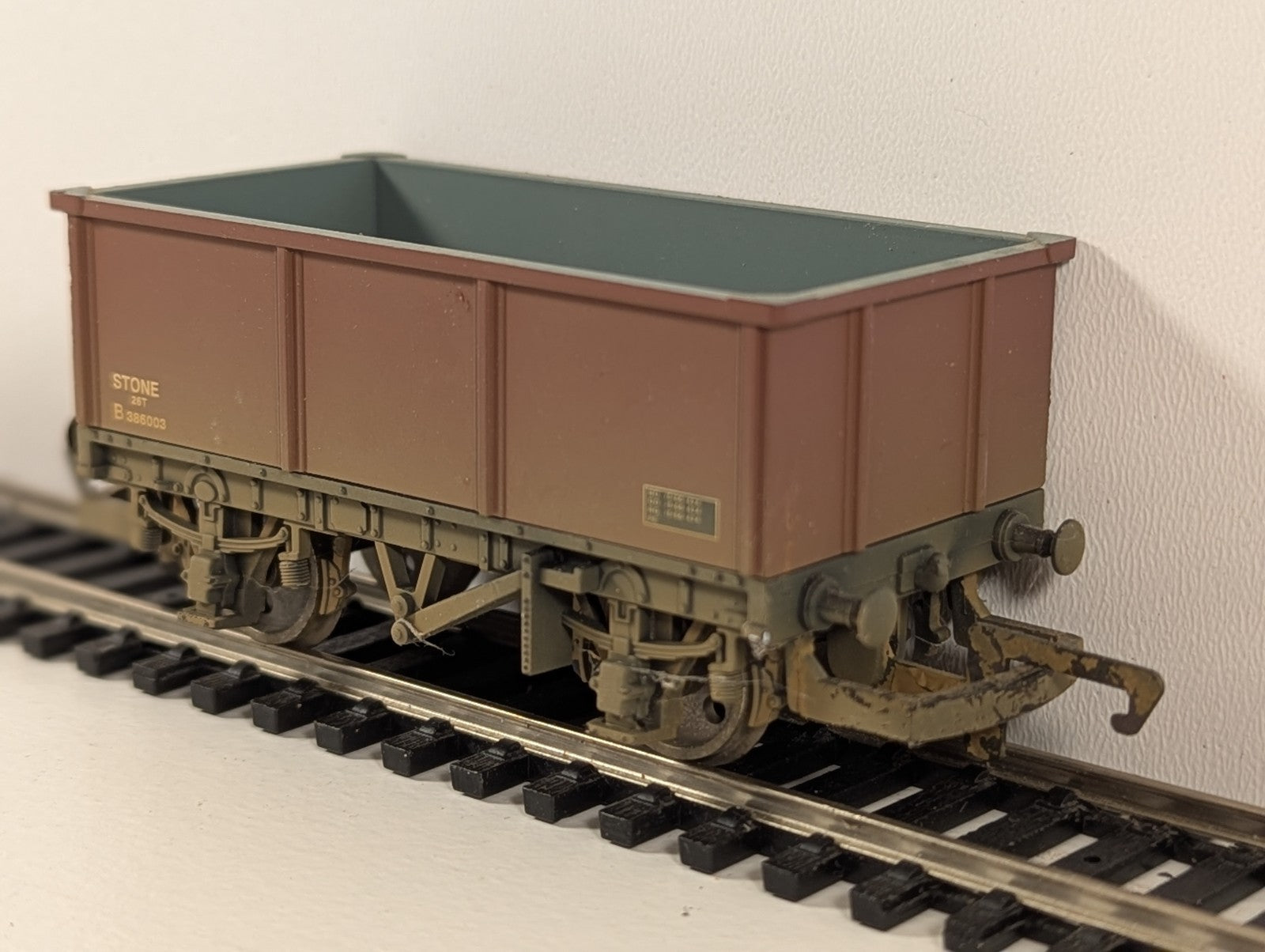 Hornby OO Gauge BR 26T Stone Mineral Wagon – B386003 (Weathered)