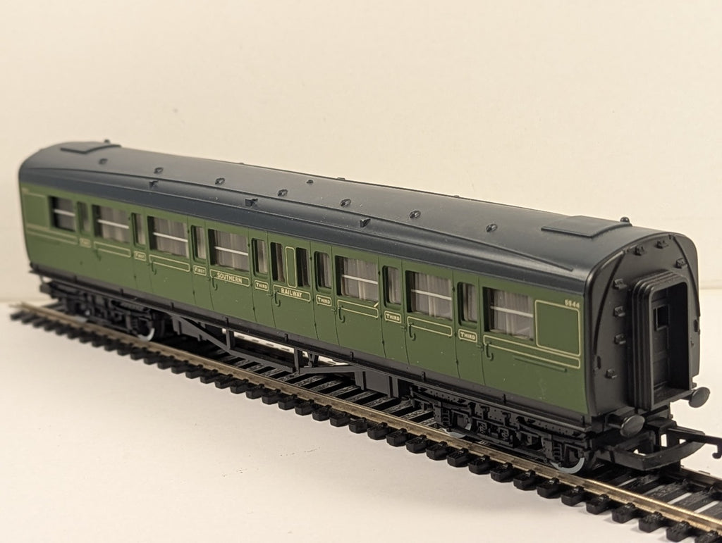 Hornby R162 OO Gauge SR Composite Coach Olive Green 5544