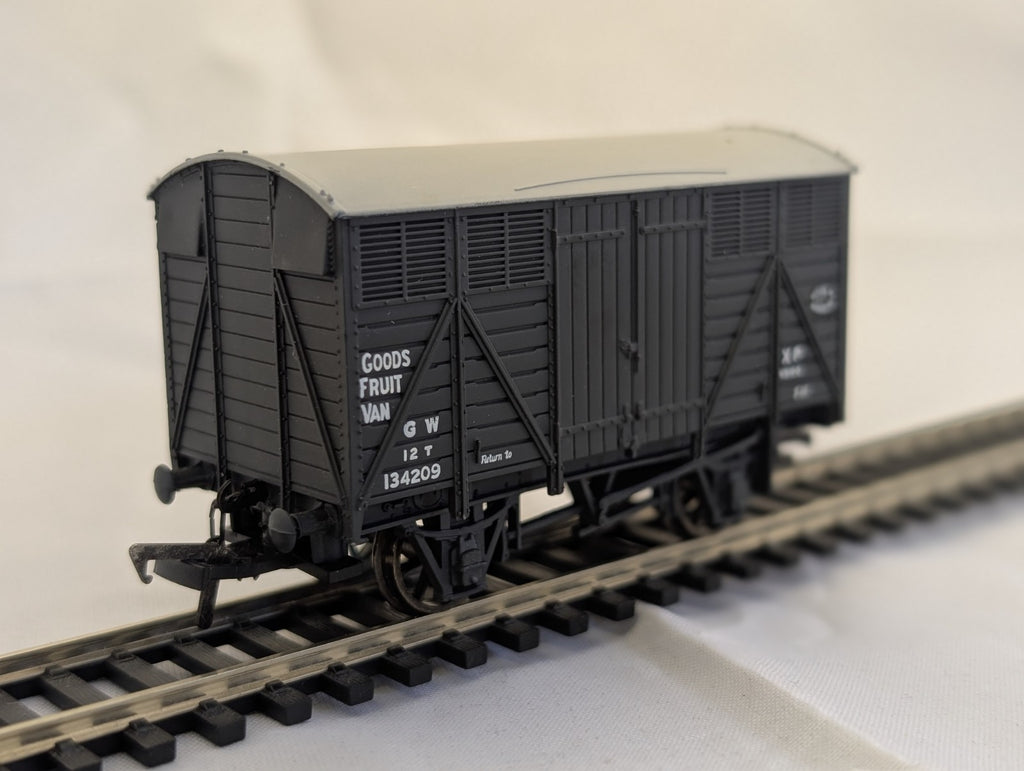 Bachmann 37-751E GWR 12 Ton Fruit Van Black