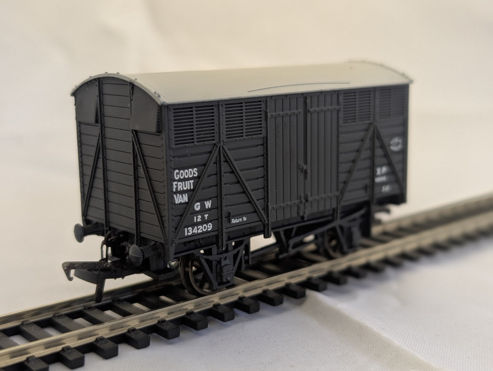 Bachmann 37-751E GWR 12 Ton Fruit Van Black