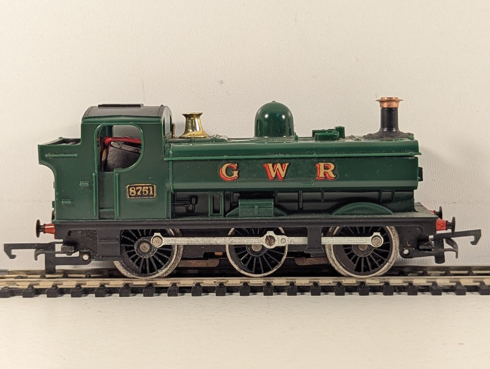 Hornby OO Gauge GWR 0-6-0T Pannier Tank Class 57xx Locomotive 8751 GWR Green
