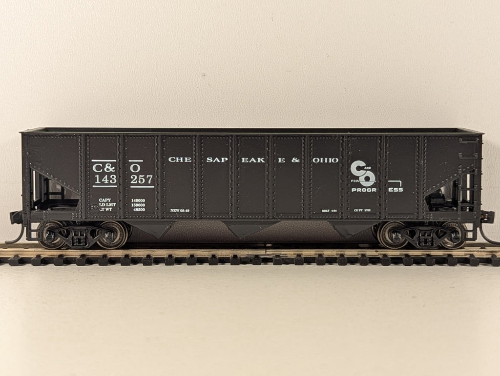 Athearn HO Gauge Offset Side 3-Bay Hopper Goods Wagon 143257 Chesapeake & Ohio
