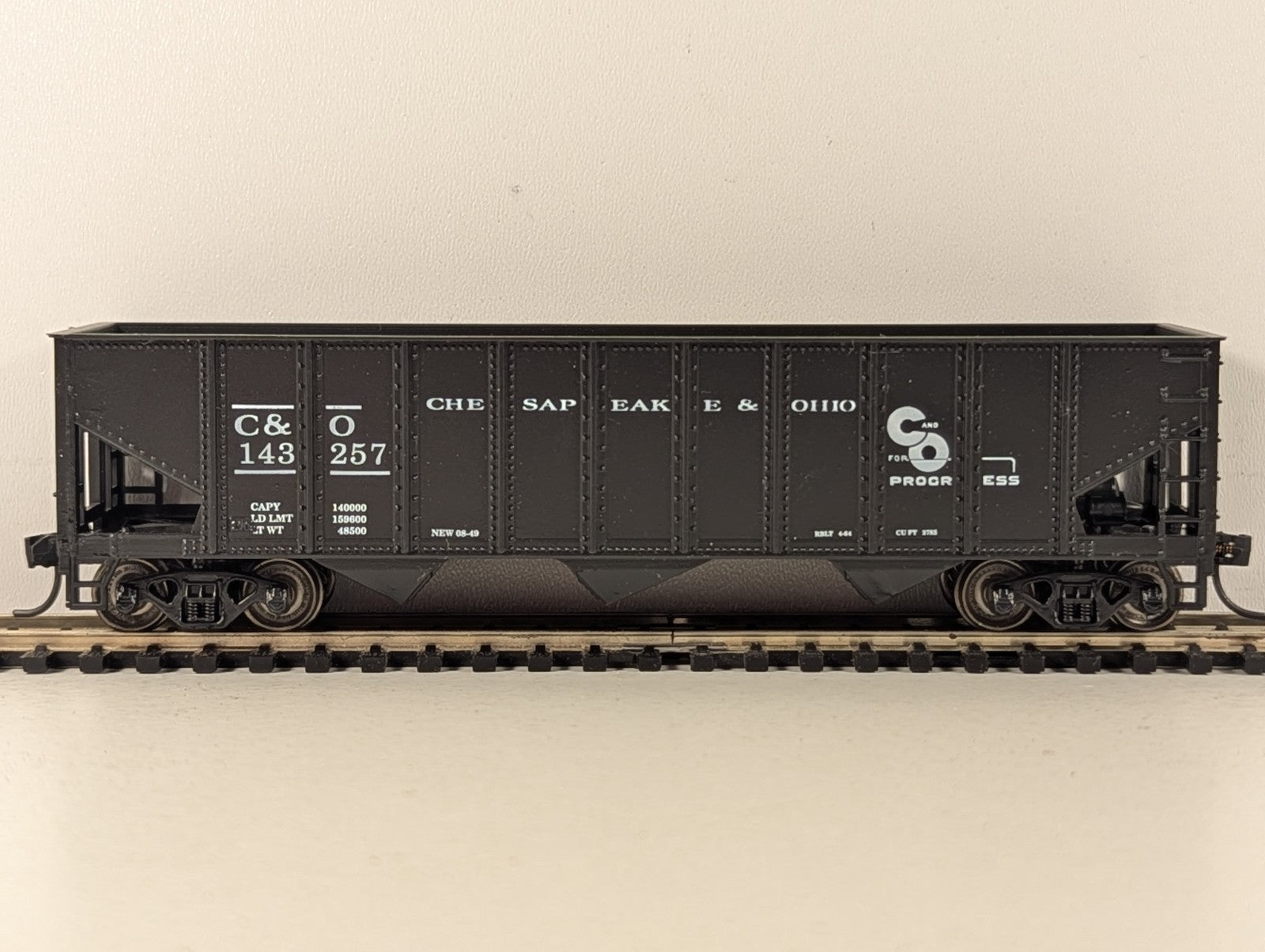 Athearn HO Gauge Offset Side 3-Bay Hopper Goods Wagon 143257 Chesapeake & Ohio