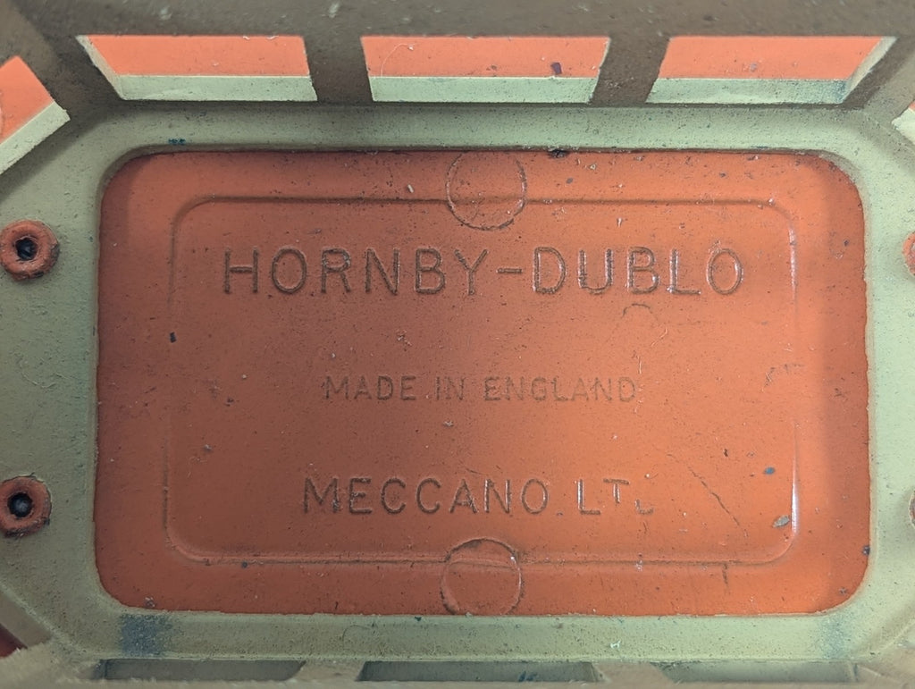 Hornby-Dublo OO Gauge D1 Signal Cabin Cream and Orange