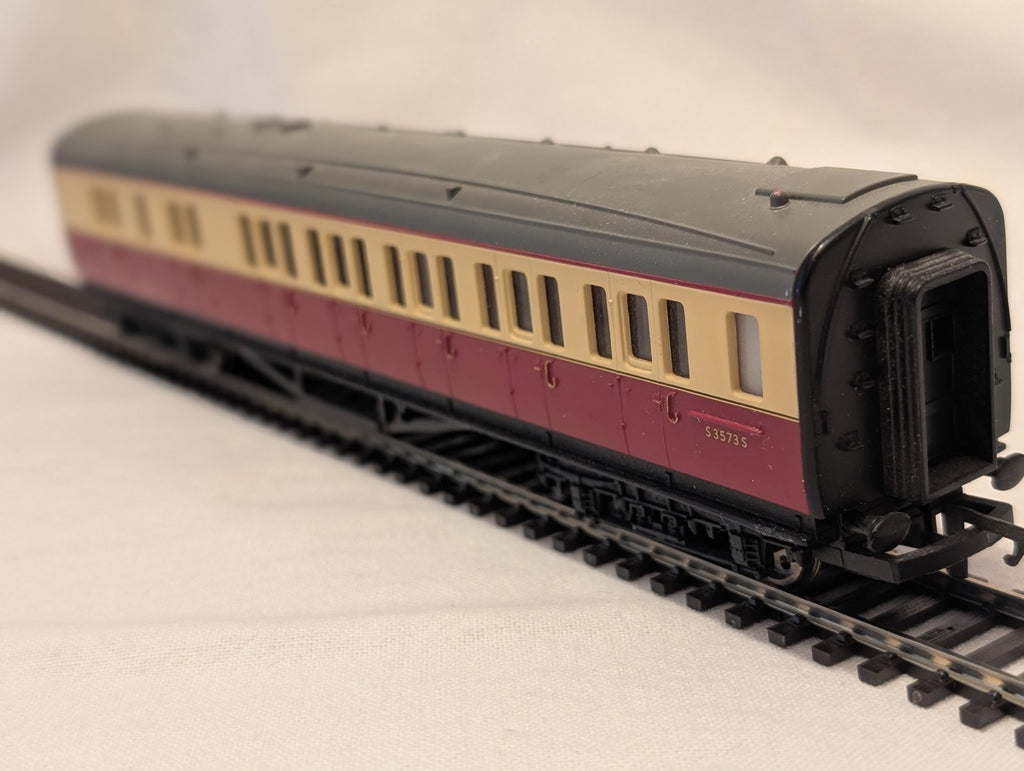 Hornby R4270 BR Maunsell Third Class Brake Coach S3573S – Crimson & Cream
