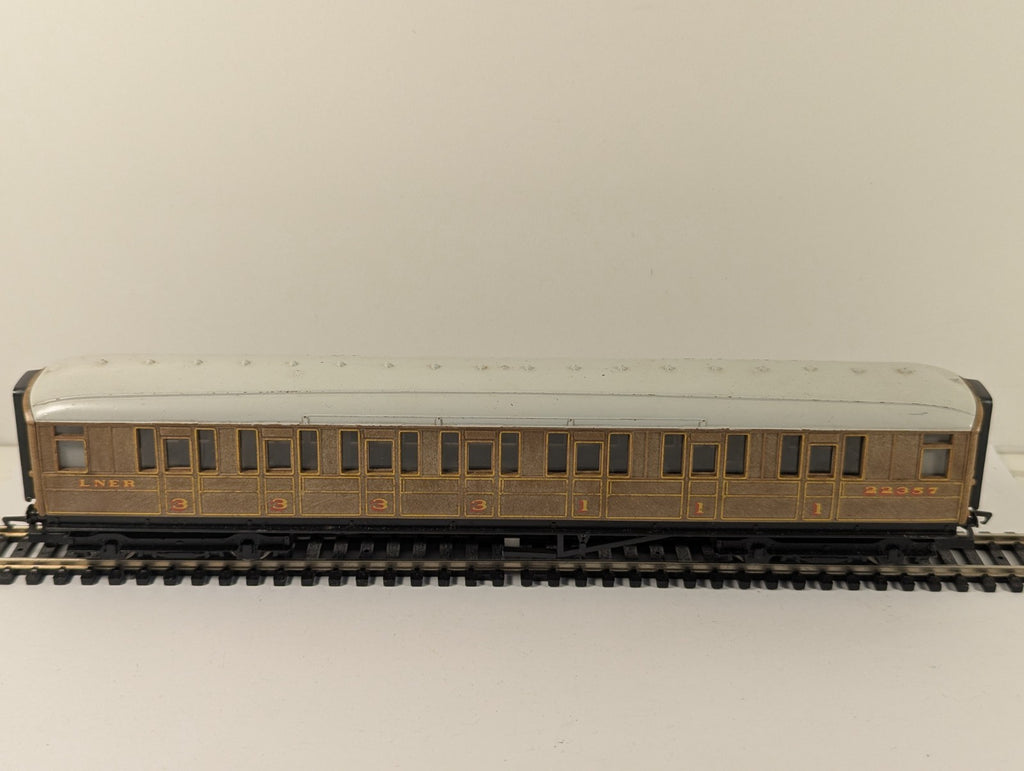 Hornby RailRoad OO Gauge LNER Teak Coach for Flying Scotsman