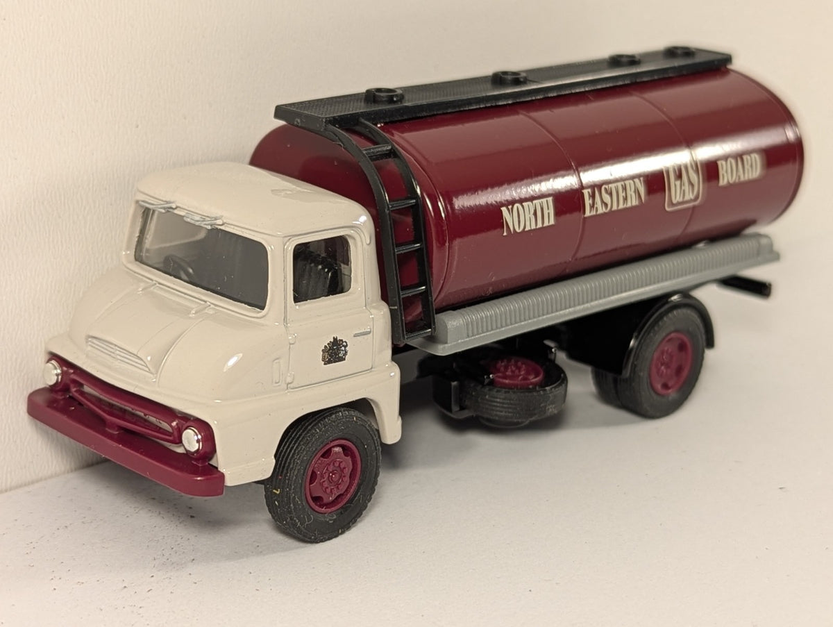 Vanguards VA9000 Ford Thames Trader Tanker – North Eastern Gas – 1:64 Scale
