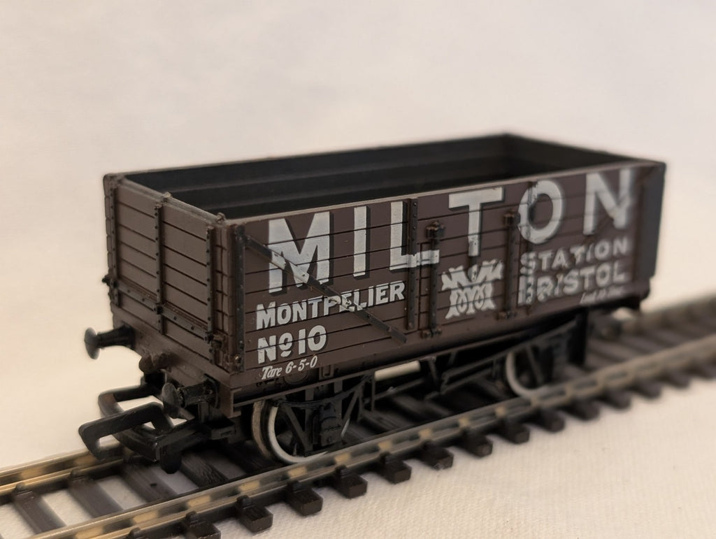 Bachmann OO Gauge 7 Plank Wagon 'Milton' Goods Wagon 10 Milton Brown