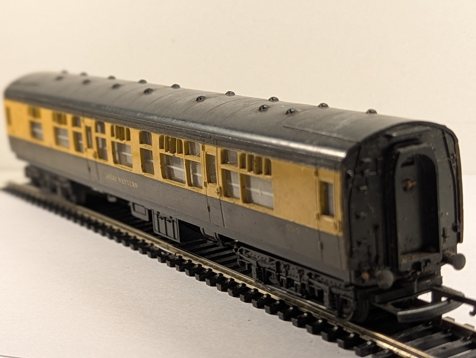 Tri-ang OO Gauge GWR Passenger Coach 5015 GWR Chocolate and Cream