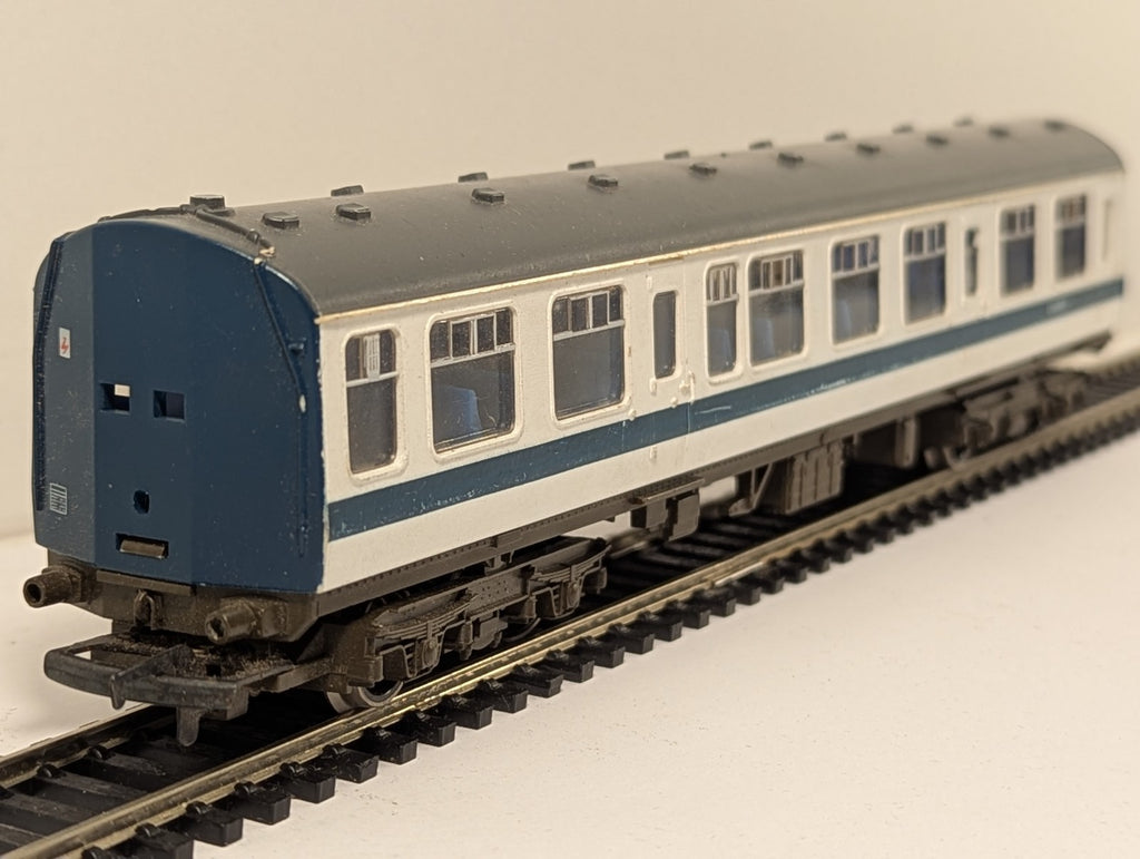 Hornby R698 OO Gauge Class 110 Centre Coach Missing Corridor End and buffers