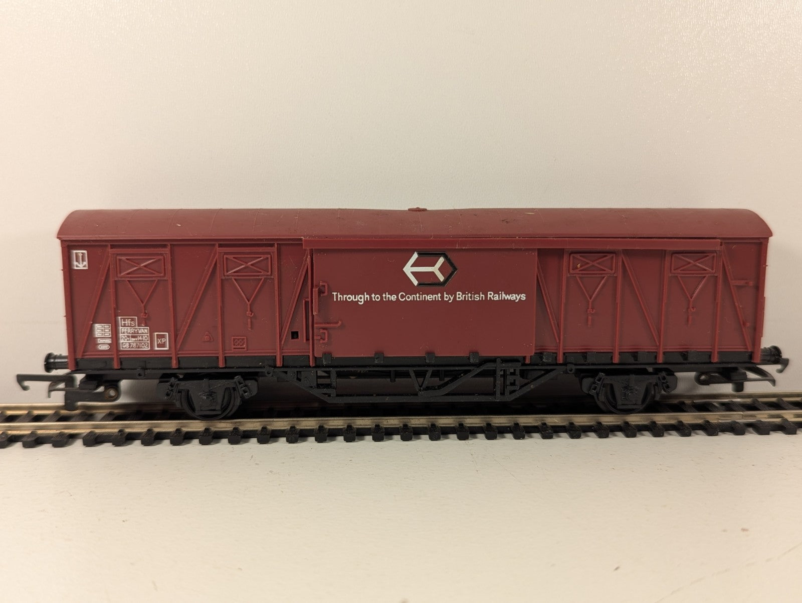 Tri-ang Hornby R738 OO Gauge Red BR Anglo-Continental Ferry Van