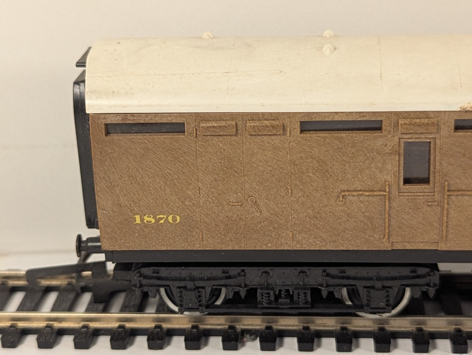 Hornby R938 OO Gauge LNER Corridor Brake Third Coach No. 1870