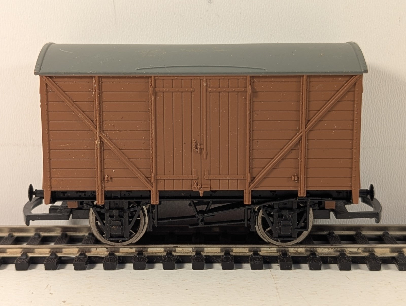 Hornby OO Gauge 12 Ton Ventilated Van Unbranded Brown