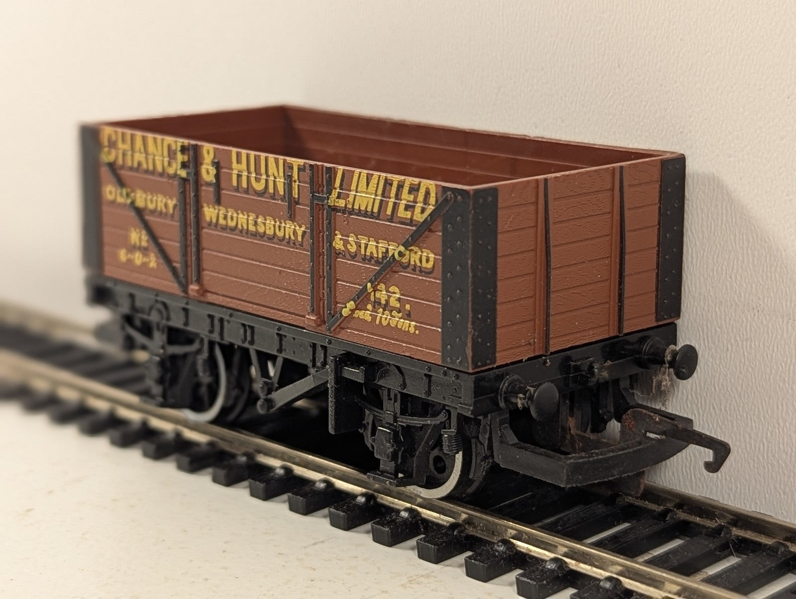 Hornby OO Gauge Chance & Hunt 5-Plank Wagon Goods Wagon 142 R6152