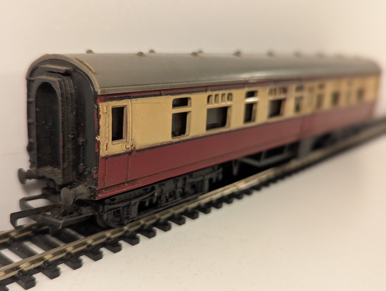 Tri-ang OO Gauge BR Crimson & Cream Composite Coach