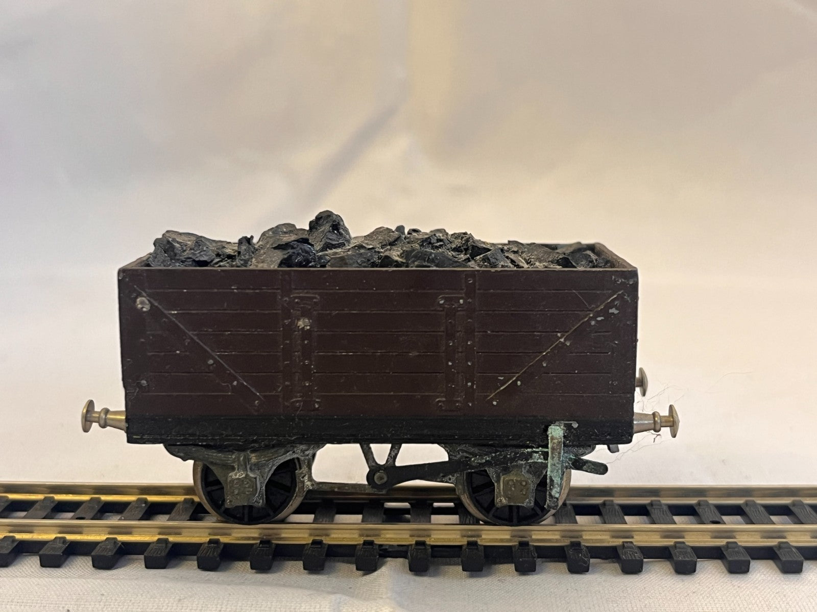 Graham Farish OO Gauge 7 Plank Wagon Brown