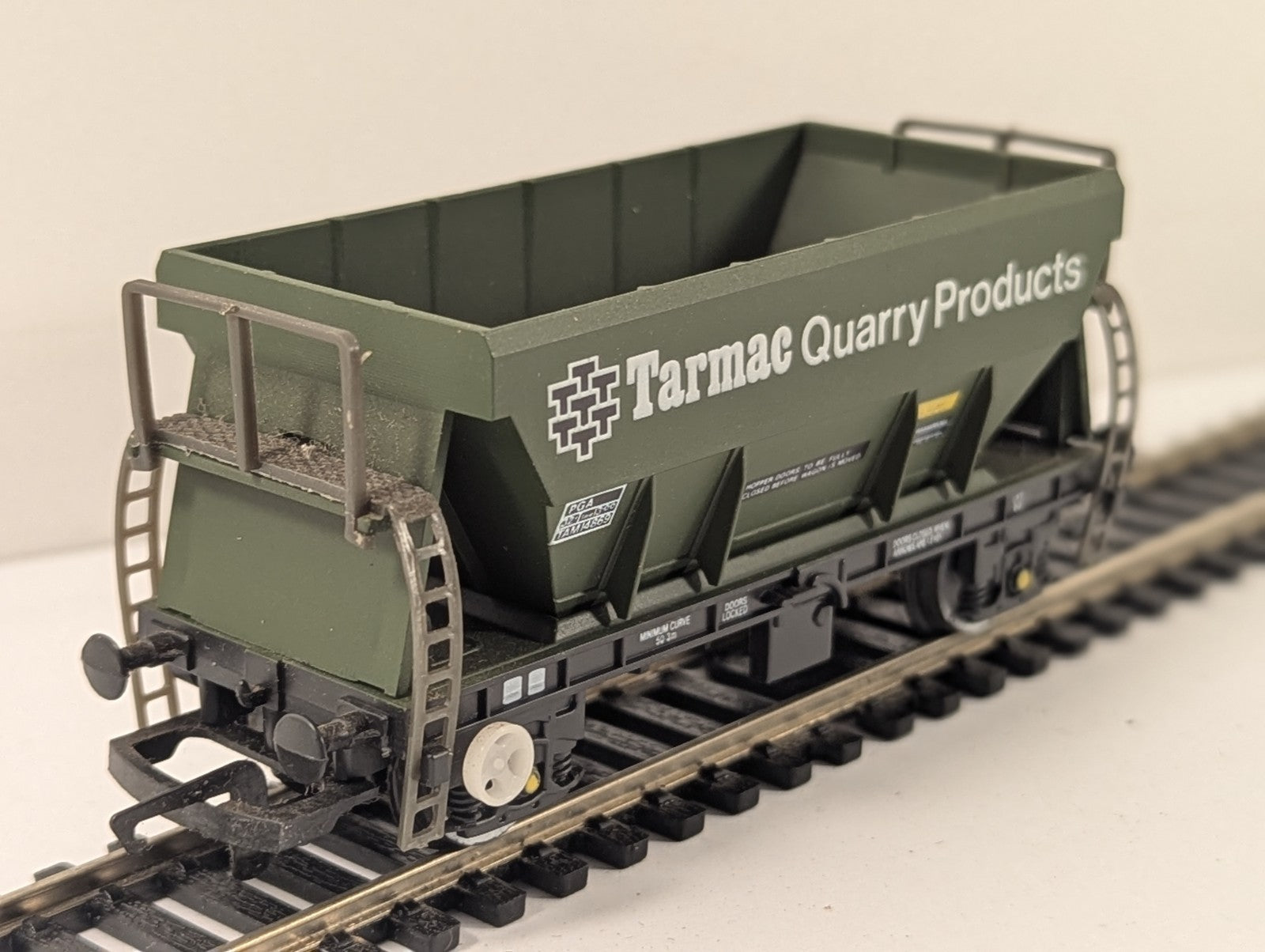 Hornby R002 PGA Tarmac Quarry Products Aggregate Hopper Wagon OO Gauge