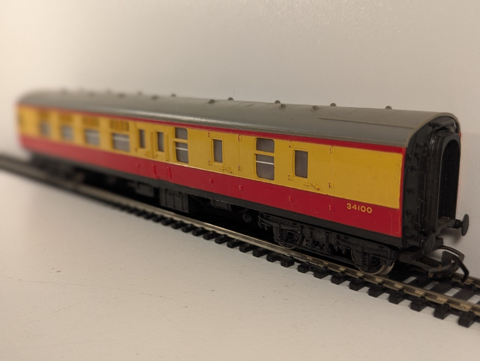 Hornby Tri-ang R627 OO Gauge BR Brake 2nd Coach 34100