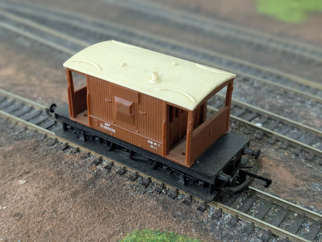 Hornby OO Gauge BR 20 Ton Brake Van B952566 Brown