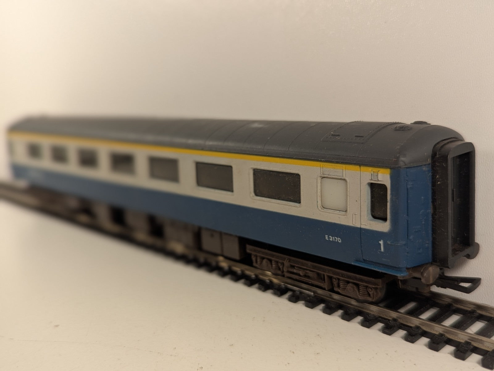 Airfix BR Mk2D First Open Coach OO Gauge