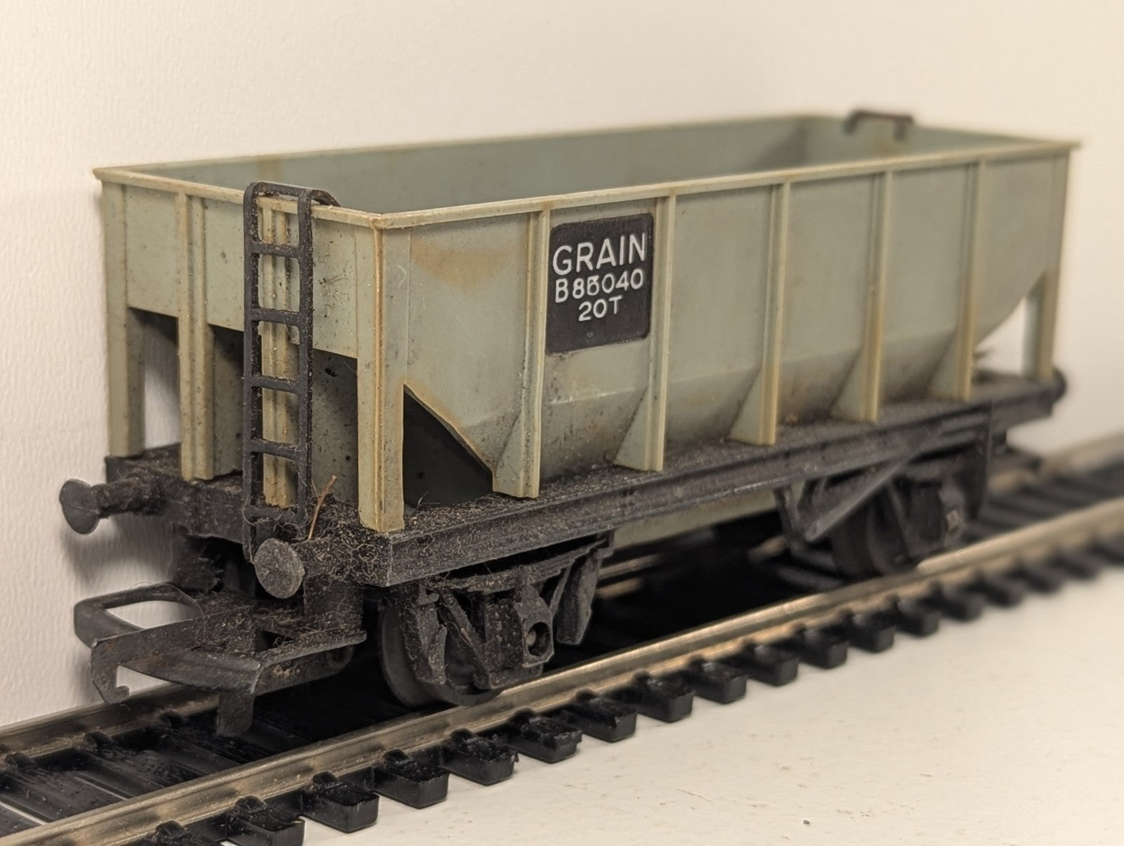 Tri-ang OO Gauge R214 BR 20T Grain Hopper Wagon B85040