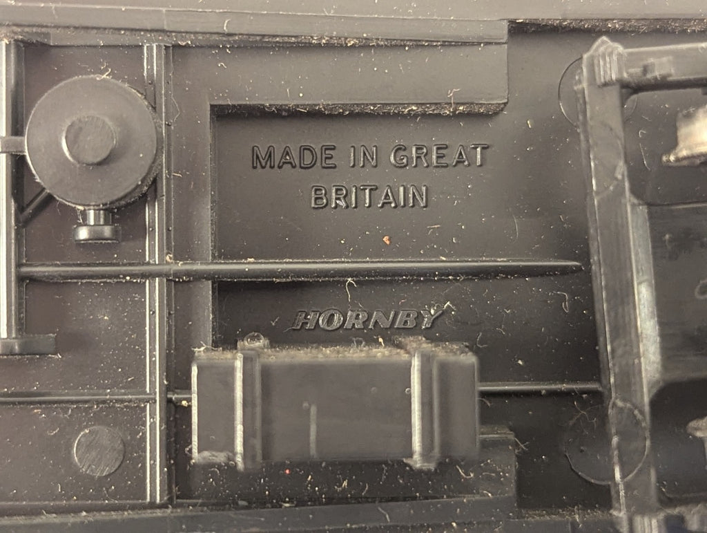 Hornby OO Gauge BR Stanier Brake Coach Red Cream