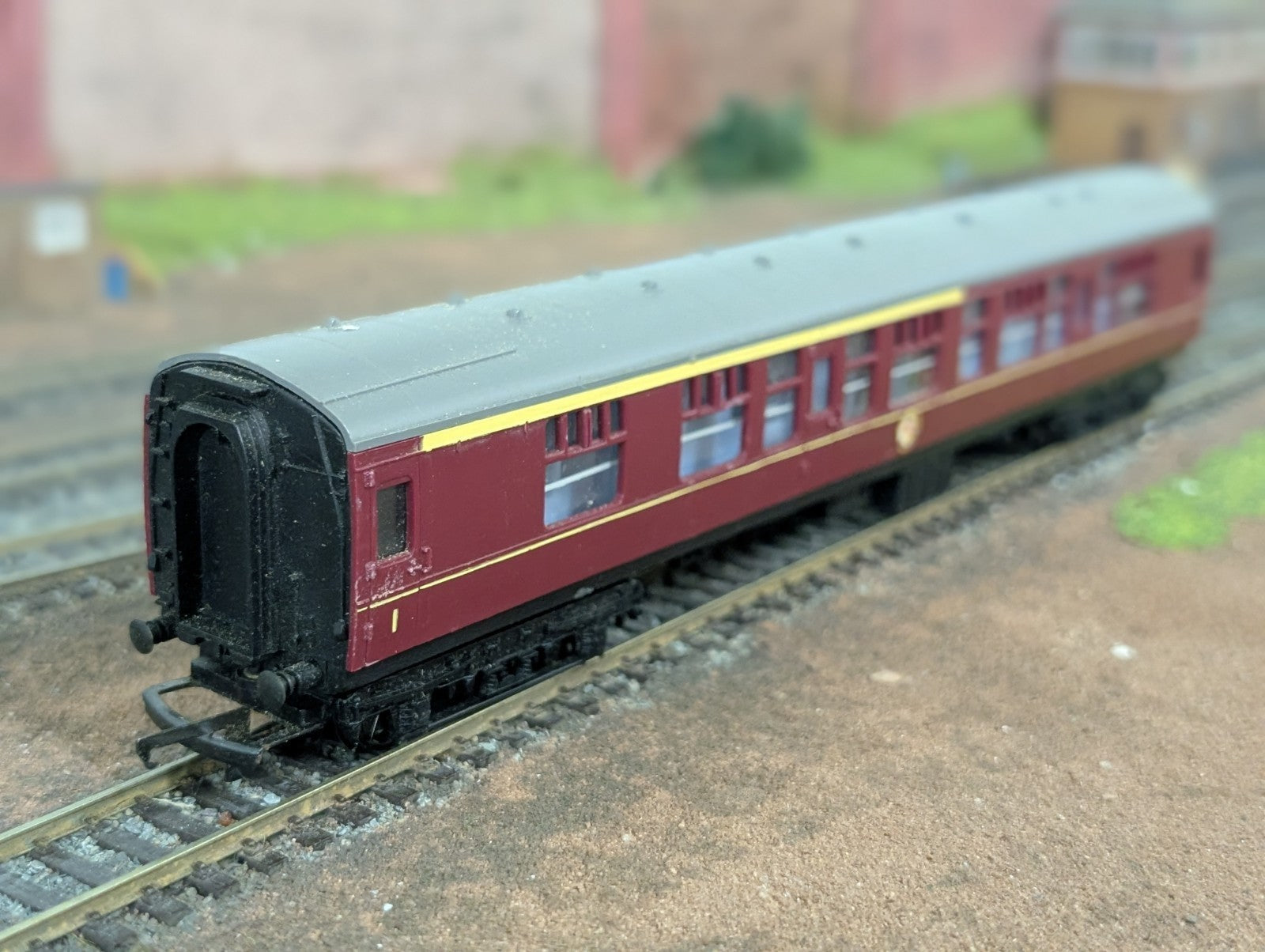 Hornby Tri-ang R382-15865 Composite Coach BR Maroon Unnumbered OO Gauge